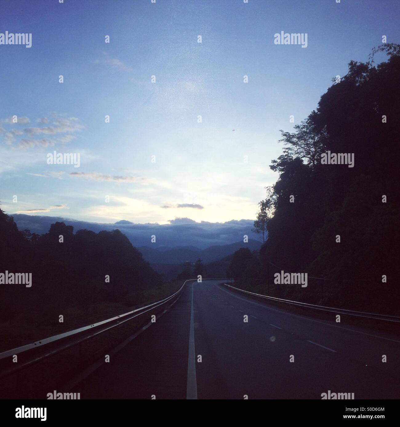 Der Weg nach Kuala Kubu - Smartphone-aufgenommenes Stockfoto