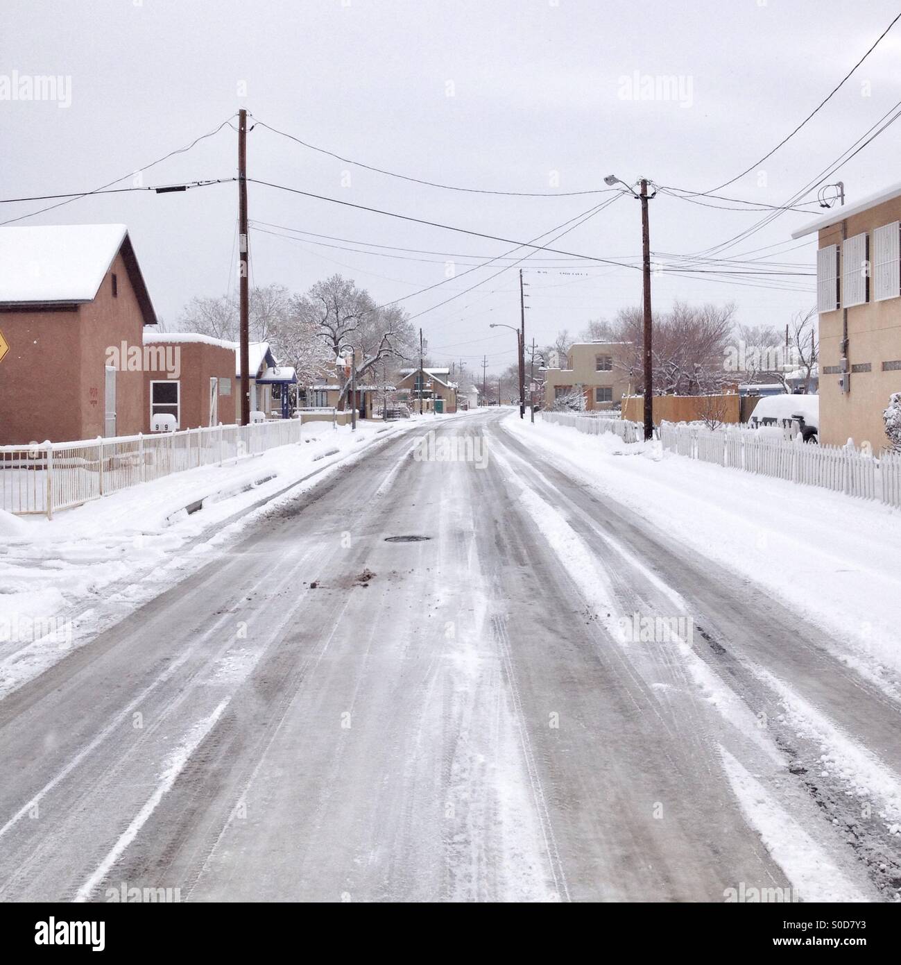 Bergstraße im Schnee Albuquerque New Mexico USA Stockfoto