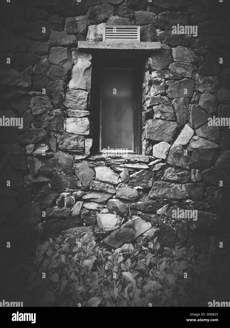 Ein Fenster auf eine Mauer. - Smartphone-aufgenommenes Stockfoto