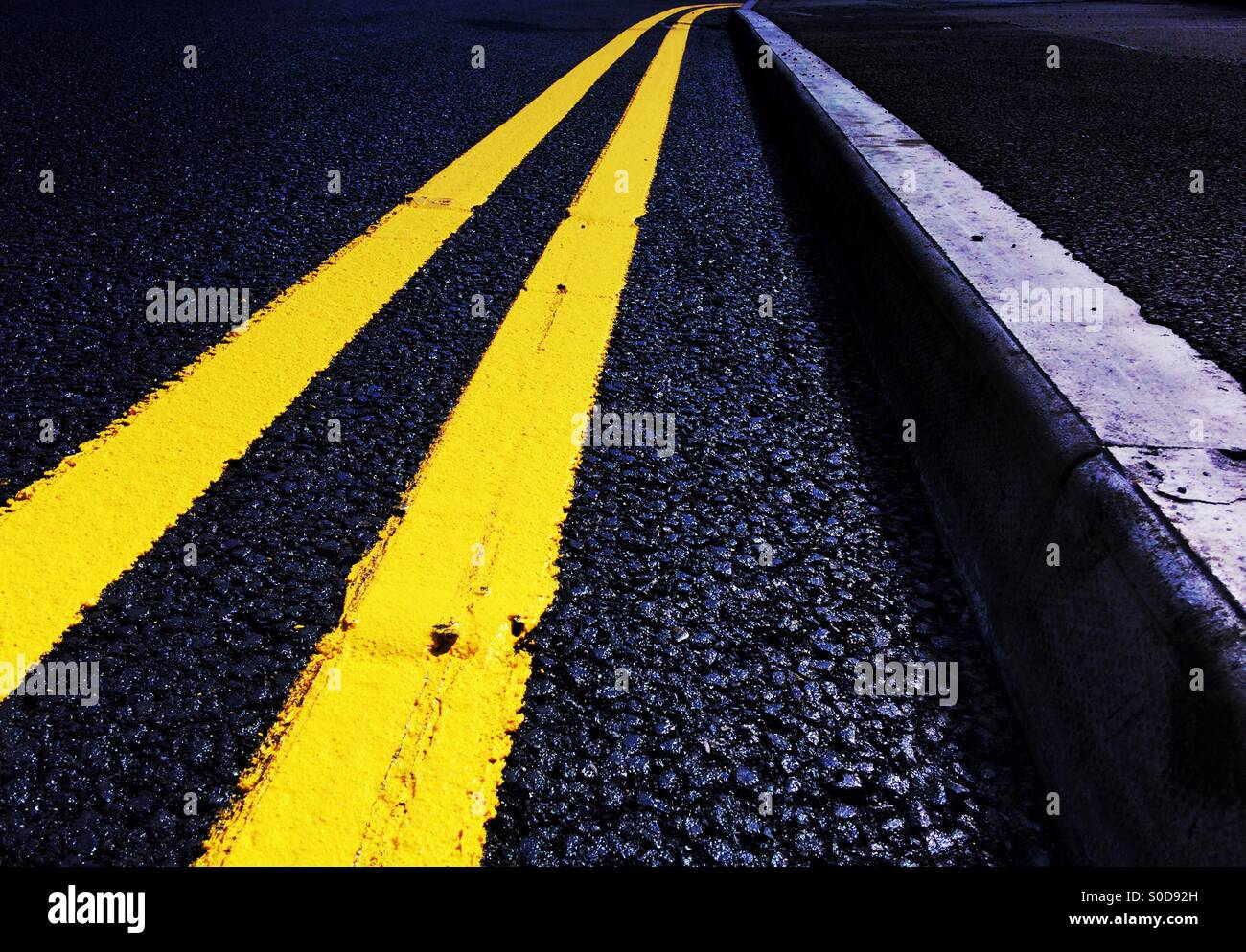 Keine Parkplätze doppelten gelbe Linien auf Asphaltstraße Guiseley West Yorkshire Stockfoto