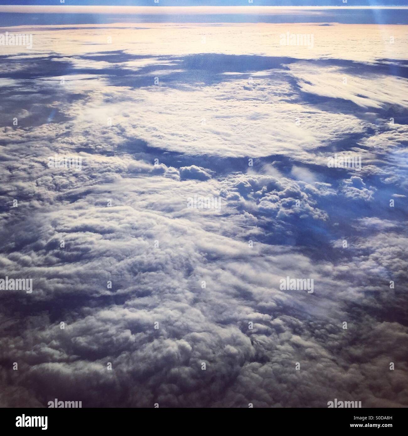 Erstaunliche Wolkenbildung von oben Stockfoto