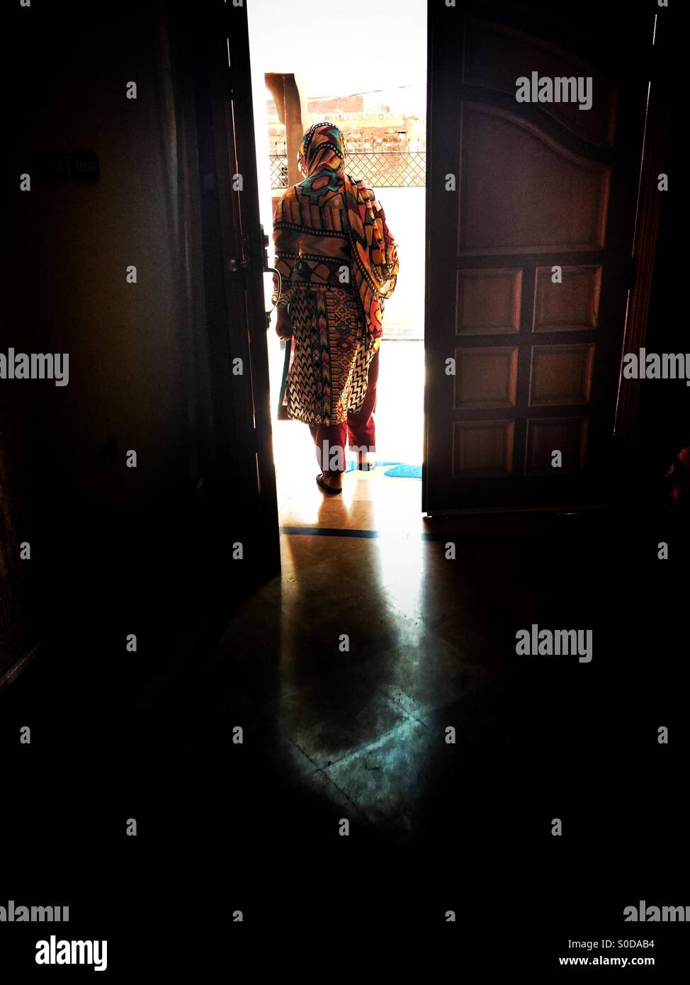 Pakistanische Frau aus dem Haus gehen Stockfoto