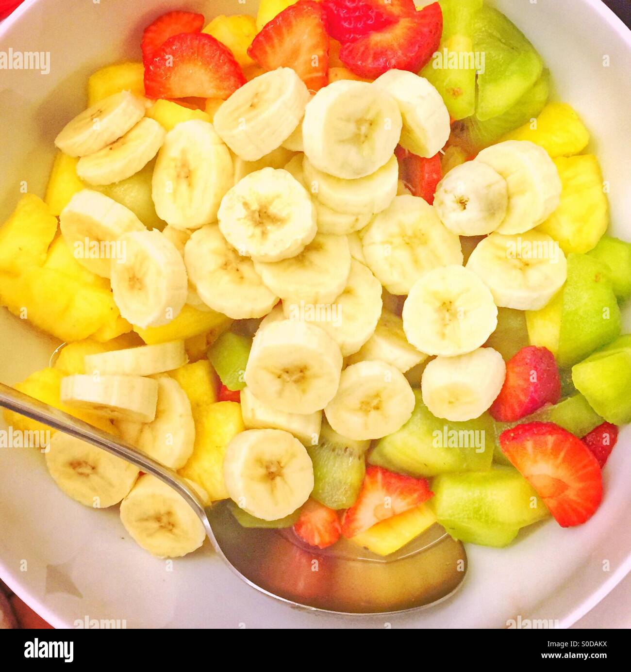 Schale mit frischem Obst - Smartphone-aufgenommenes Stockfoto