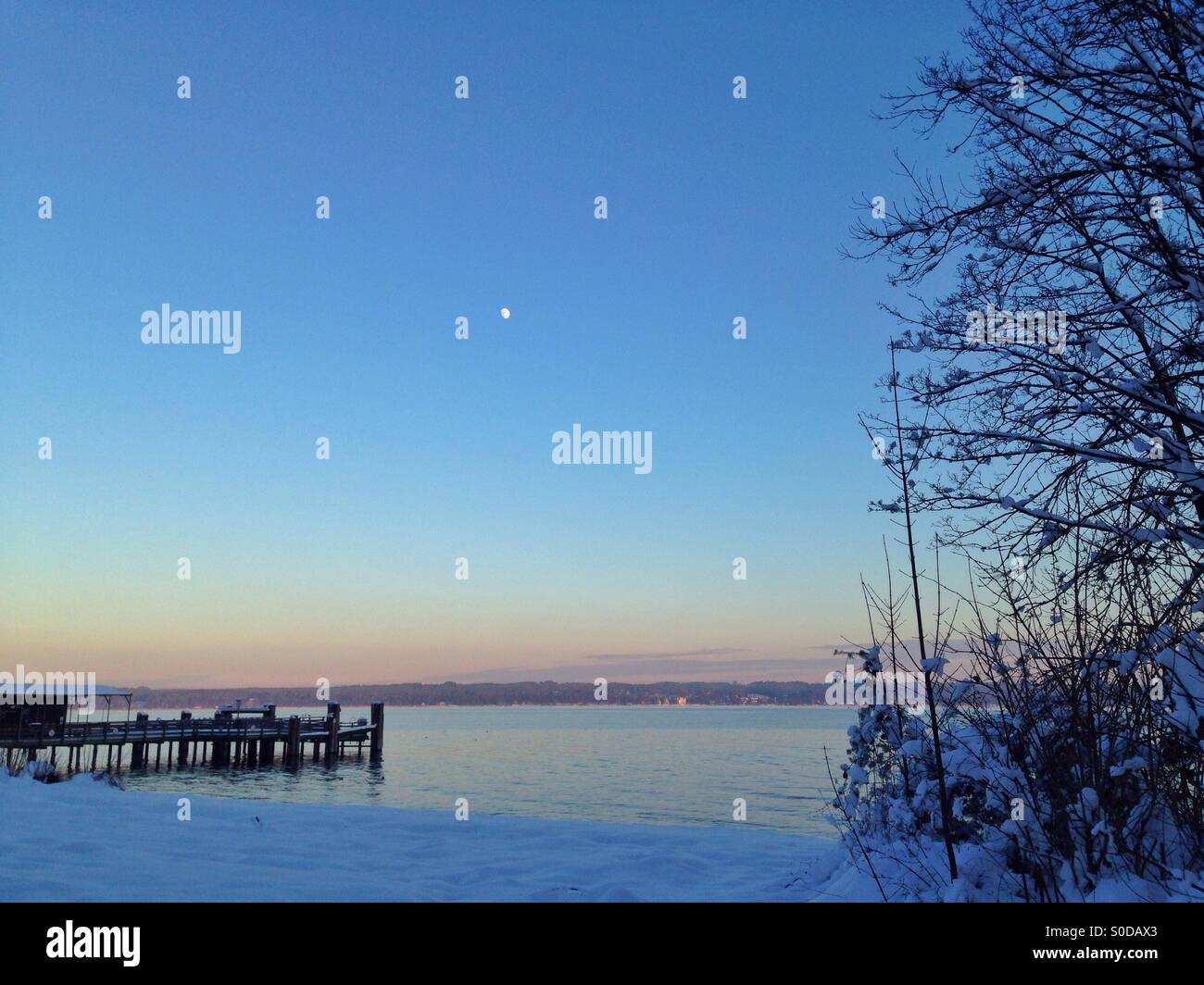 Abend am See im Winter. Stockfoto