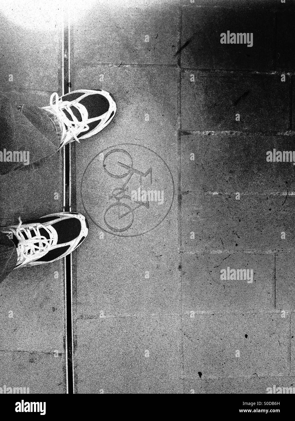 Mans Füße an der Seite von Radsport Zeichen Stockfoto