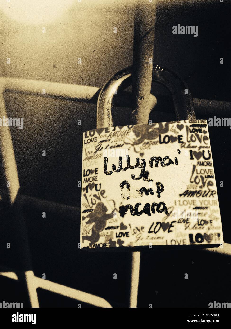 Liebe Sperre auf einer Brücke über den Fluss Kai in Otley Yorkshire - Smartphone-aufgenommenes Stockfoto