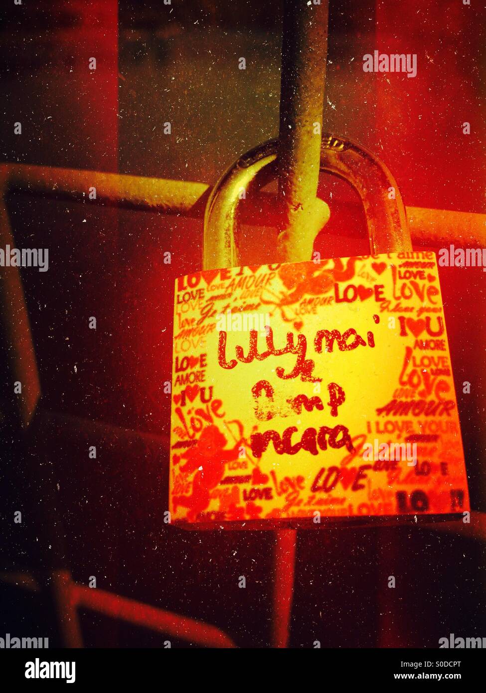 Liebe Sperre auf einer Brücke über den Fluss Kai in Otley Yorkshire - Smartphone-aufgenommenes Stockfoto