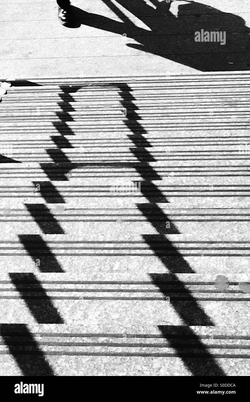 Schatten auf Schritte - Smartphone-aufgenommenes Stockfoto