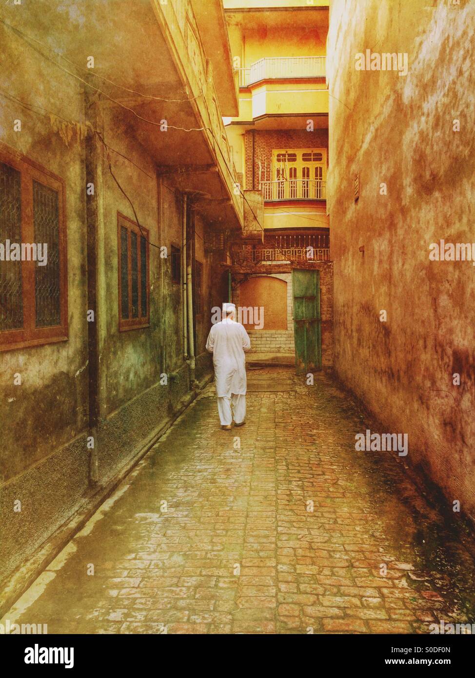 Alten Mann zu Fuß in das Dorf Kharian Pakistan Stockfoto