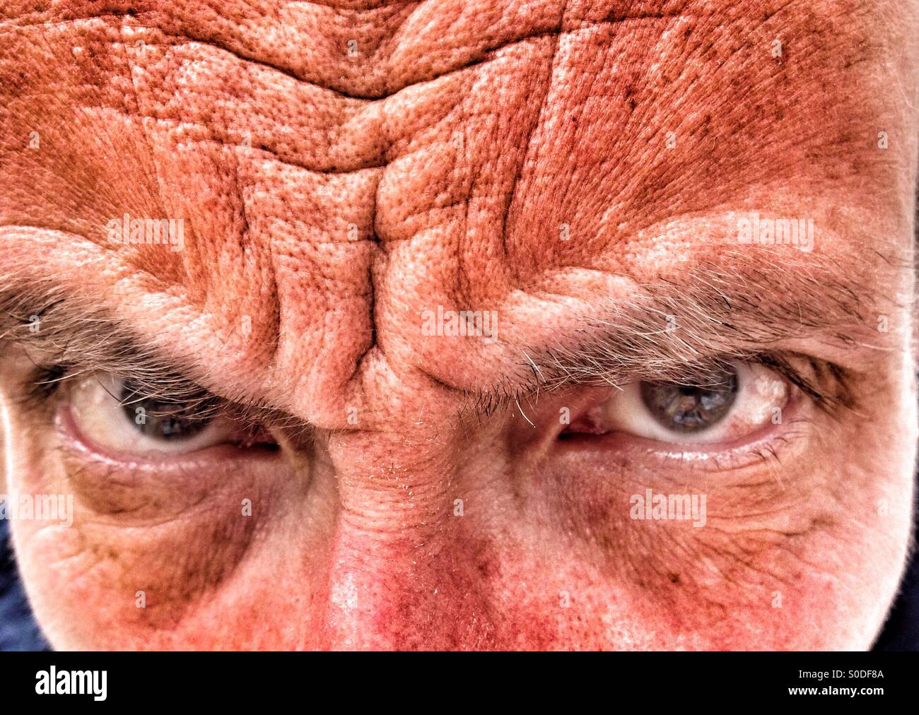 Nahaufnahme von Mann mittleren Alters Stirnrunzeln Stockfoto