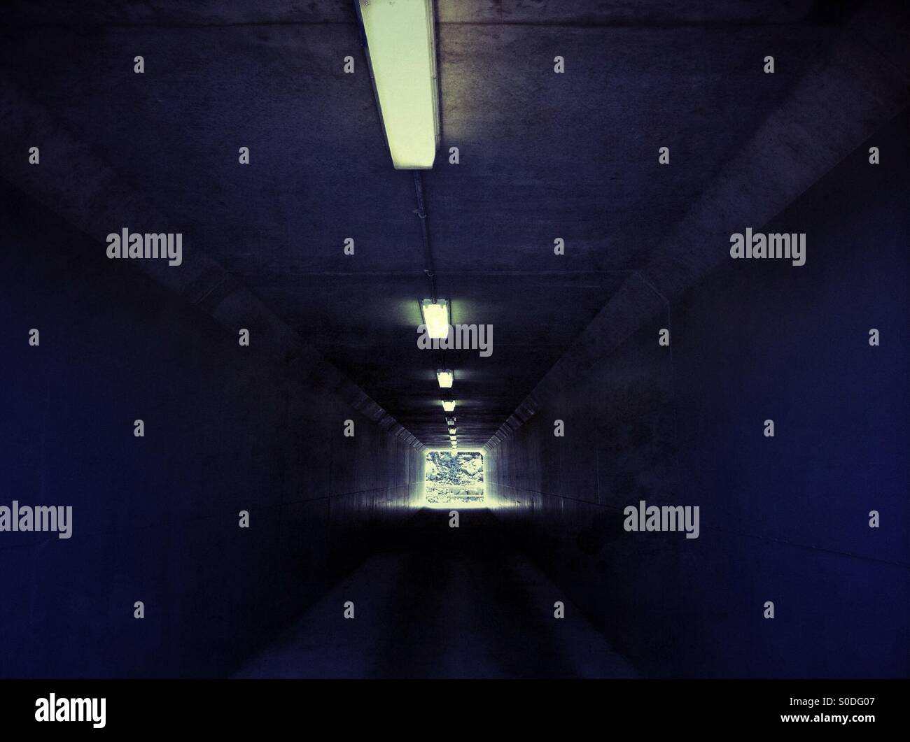 Licht am Ende eines Tunnels - Smartphone-aufgenommenes Stockfoto