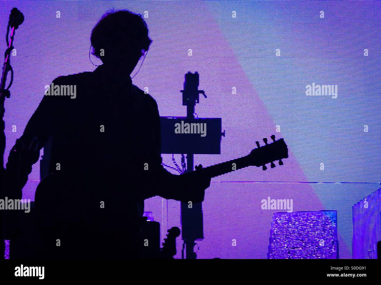 Silhouette von Tim Carter von Kasabian in der Brixton Academy 4. Dezember 2014. Stockfoto