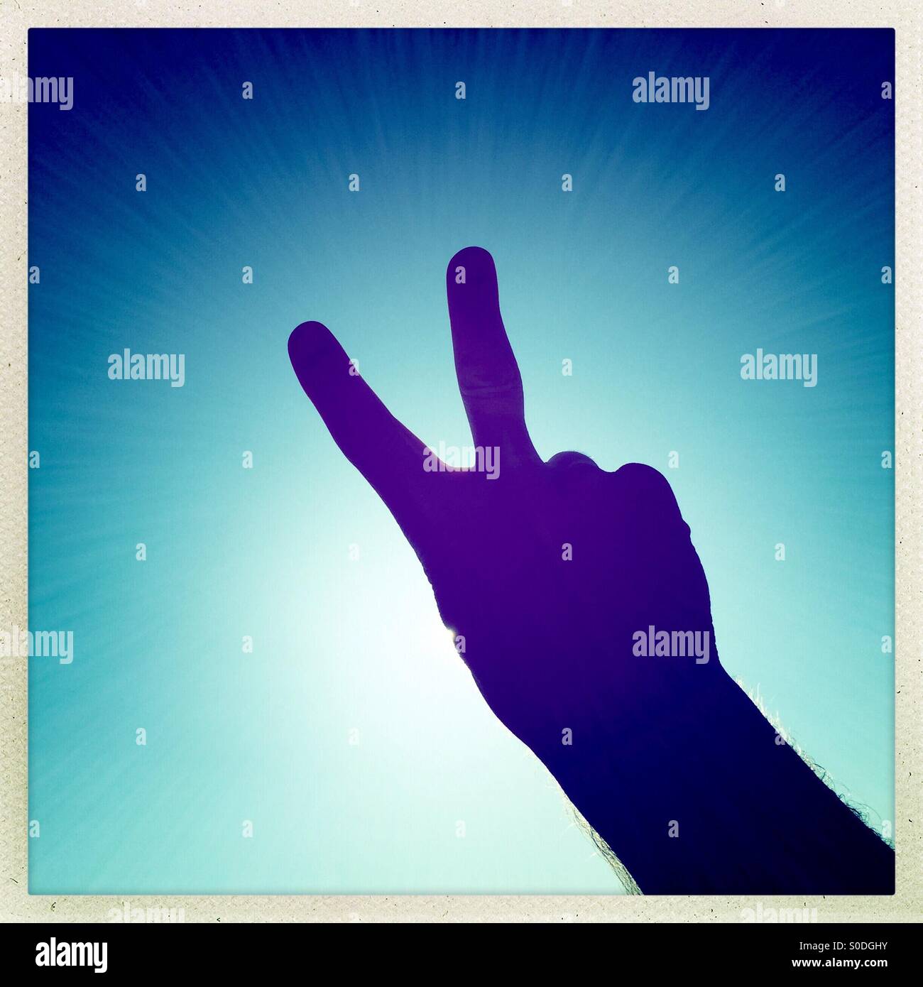 Peace-Zeichen gegen strahlend blauen Himmel - Smartphone-aufgenommenes Stockfoto