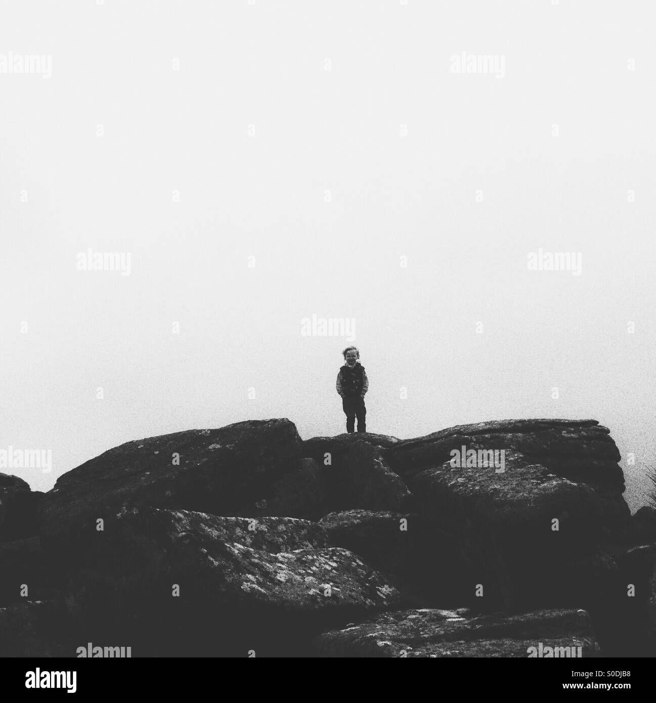 Junge allein auf ein Tor auf Dartmoor Stockfoto