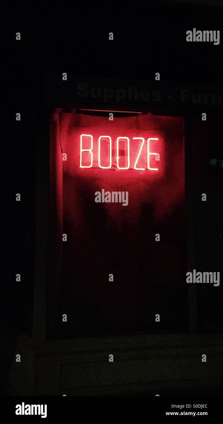 Alkohol-Zeichen in einem Schaufenster. Stockfoto