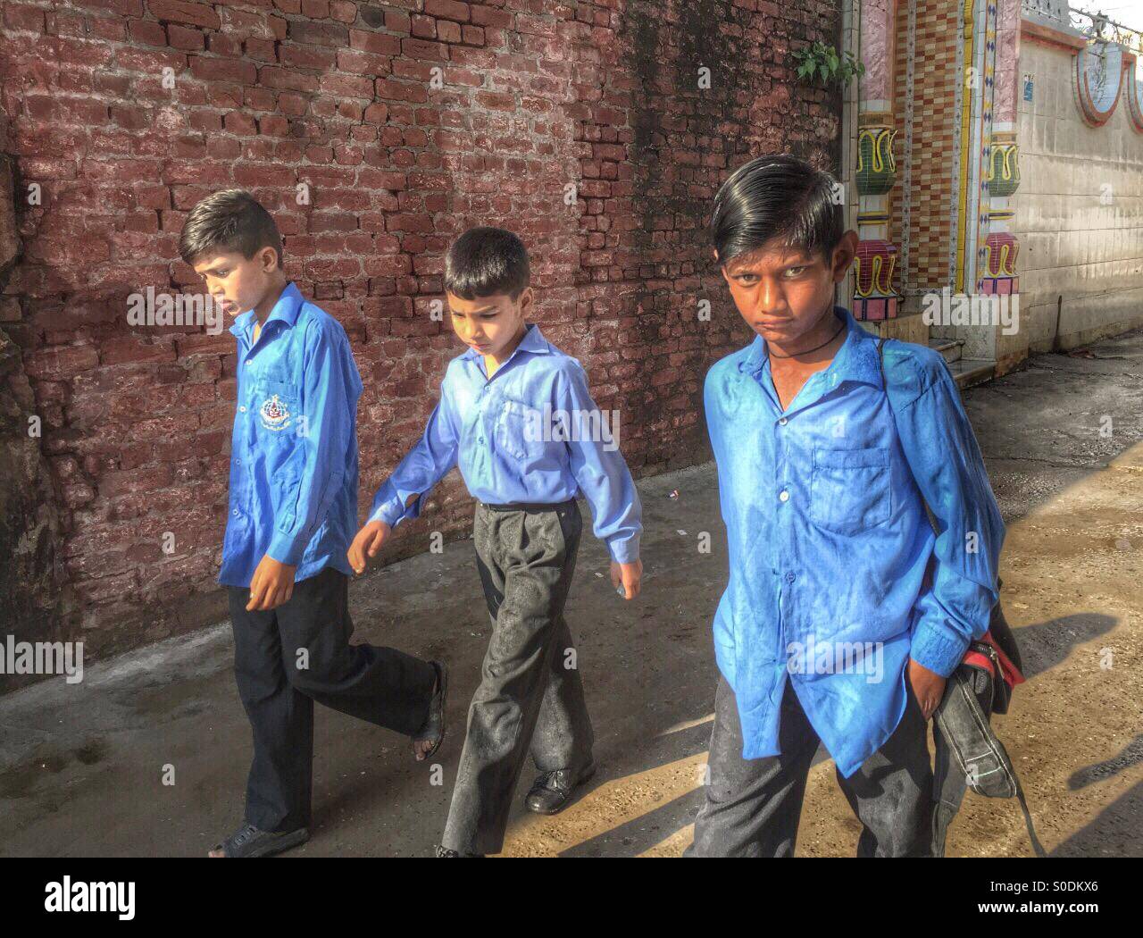 Studenten, die zu Fuß zur Schule Kharian Dorf Pakistan Stockfoto
