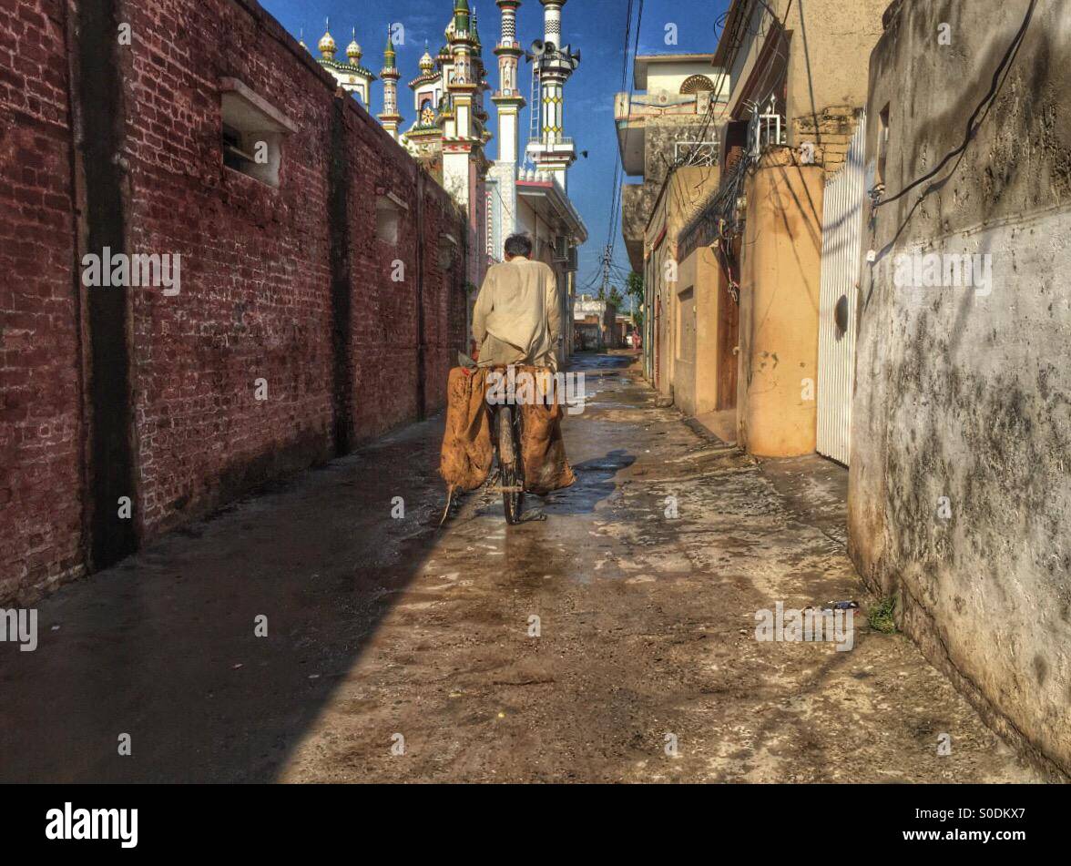 Mann Reiten Fahrrad in Kharian Dorf Pakistan Stockfoto