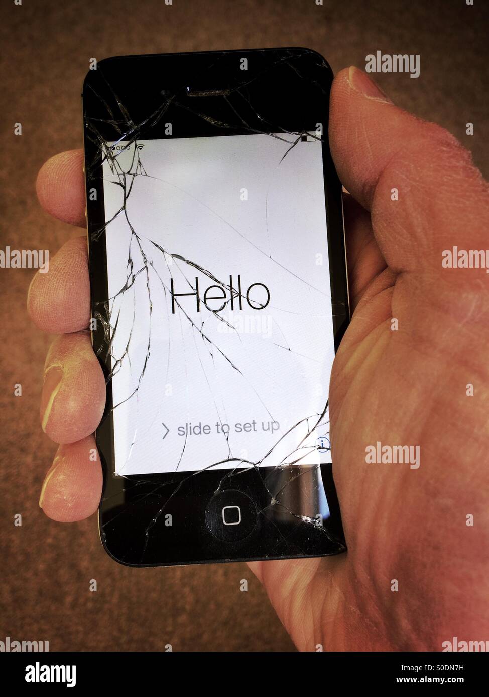 Hand, die iPhone 4 s mit gebrochenen Bildschirm Stockfoto