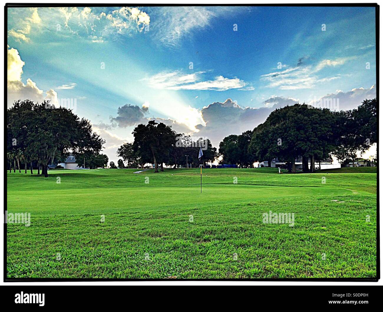 Den Sonnenuntergang am Ende eines schönen Tages auf dem Golfplatz. Stockfoto