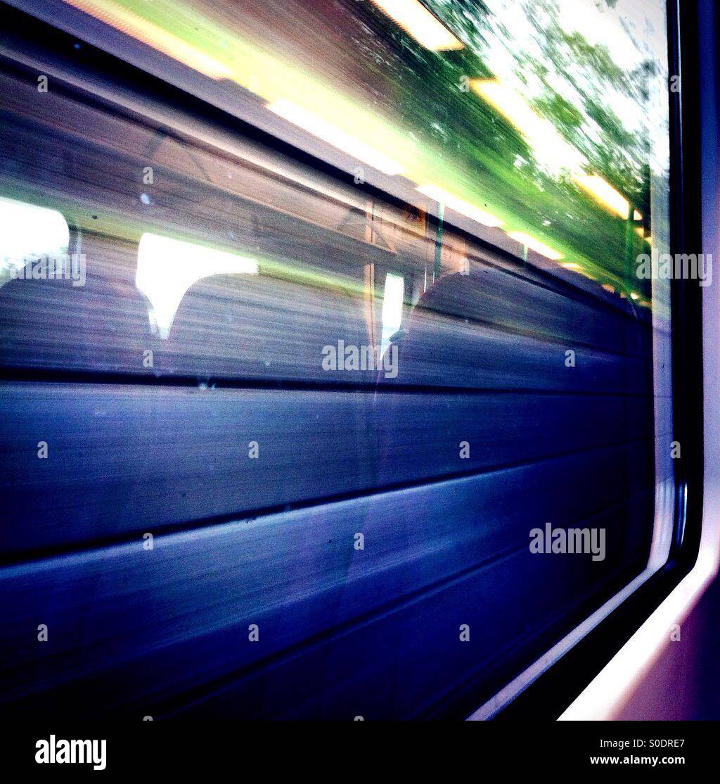 Blick durch am Zugfenster mit Geschwindigkeit - Smartphone-aufgenommenes Stockfoto