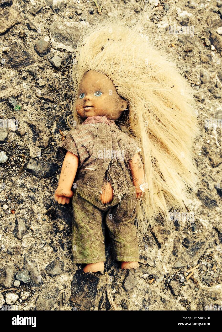 Weggeworfene Puppe Erdgeschoss Stockfoto