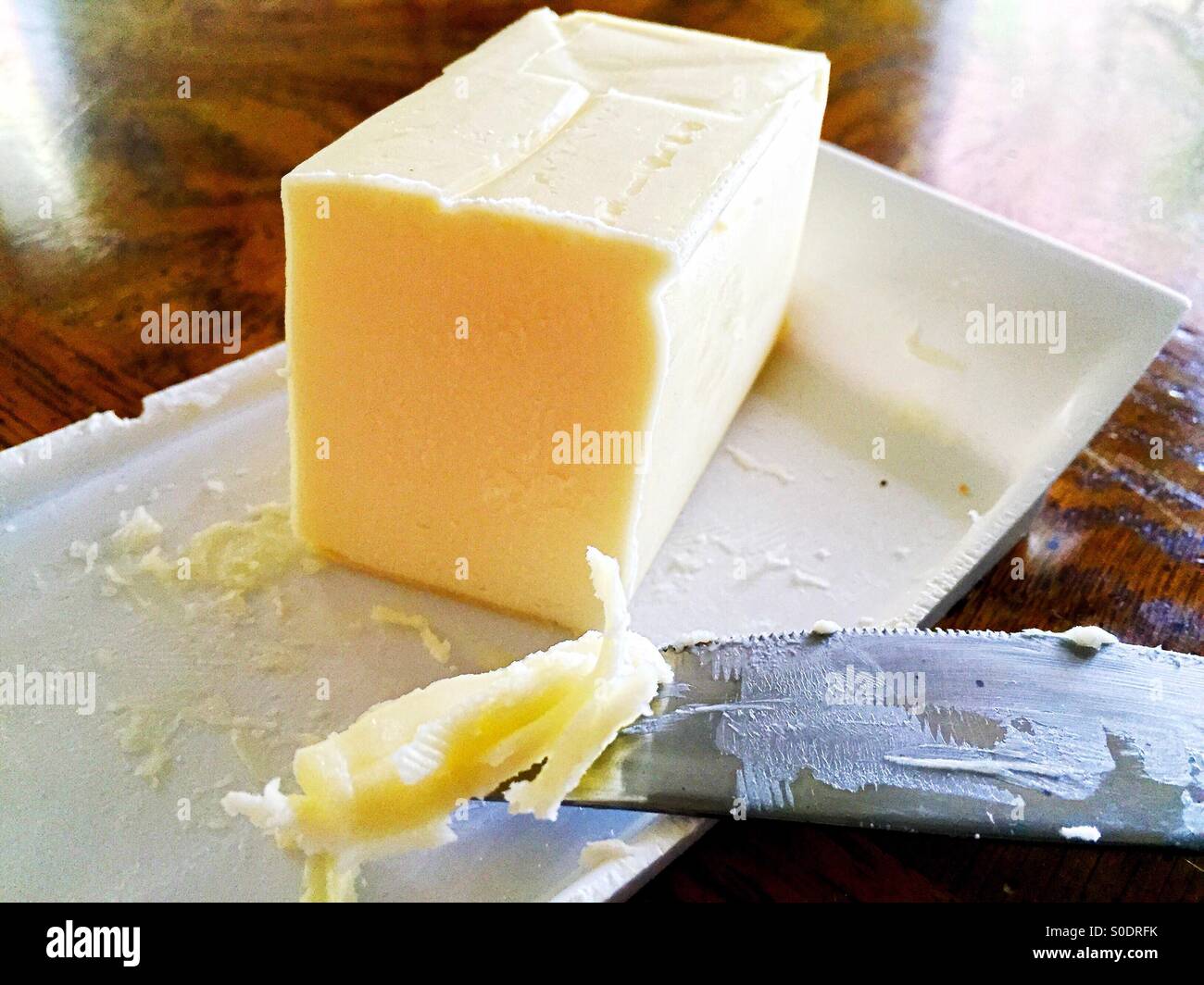 Butter sitzt und wartet, Nahrung für eine Mahlzeit hinzugefügt werden soll. Stockfoto