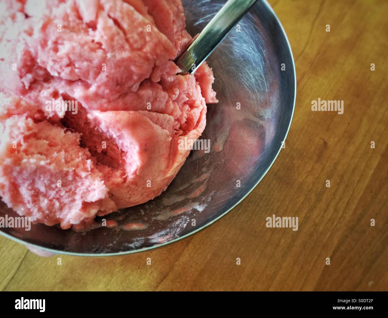 Erdbeer-Rhabarber-Eis zubereitet frisch Stockfoto