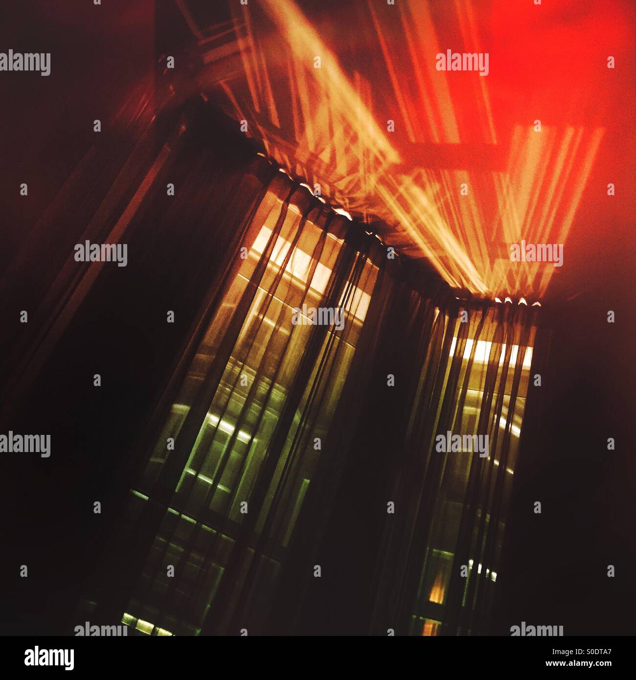 Ein abstraktes Bild von zwei große Fenster mit mehrfarbigen Lichter durchströmen. Stockfoto