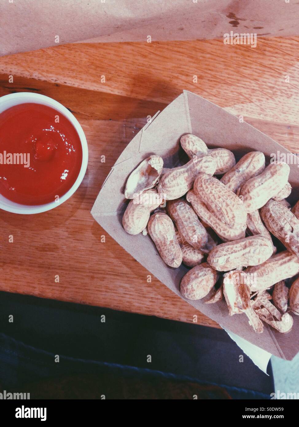 Erdnüsse und ketchup Stockfoto