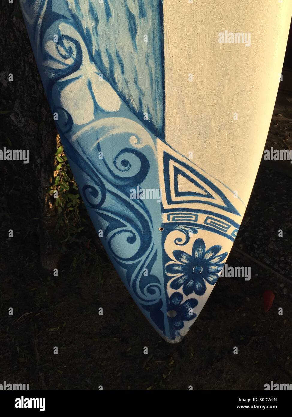 Kunstwerk auf Surf Board. - Smartphone-aufgenommenes Stockfoto