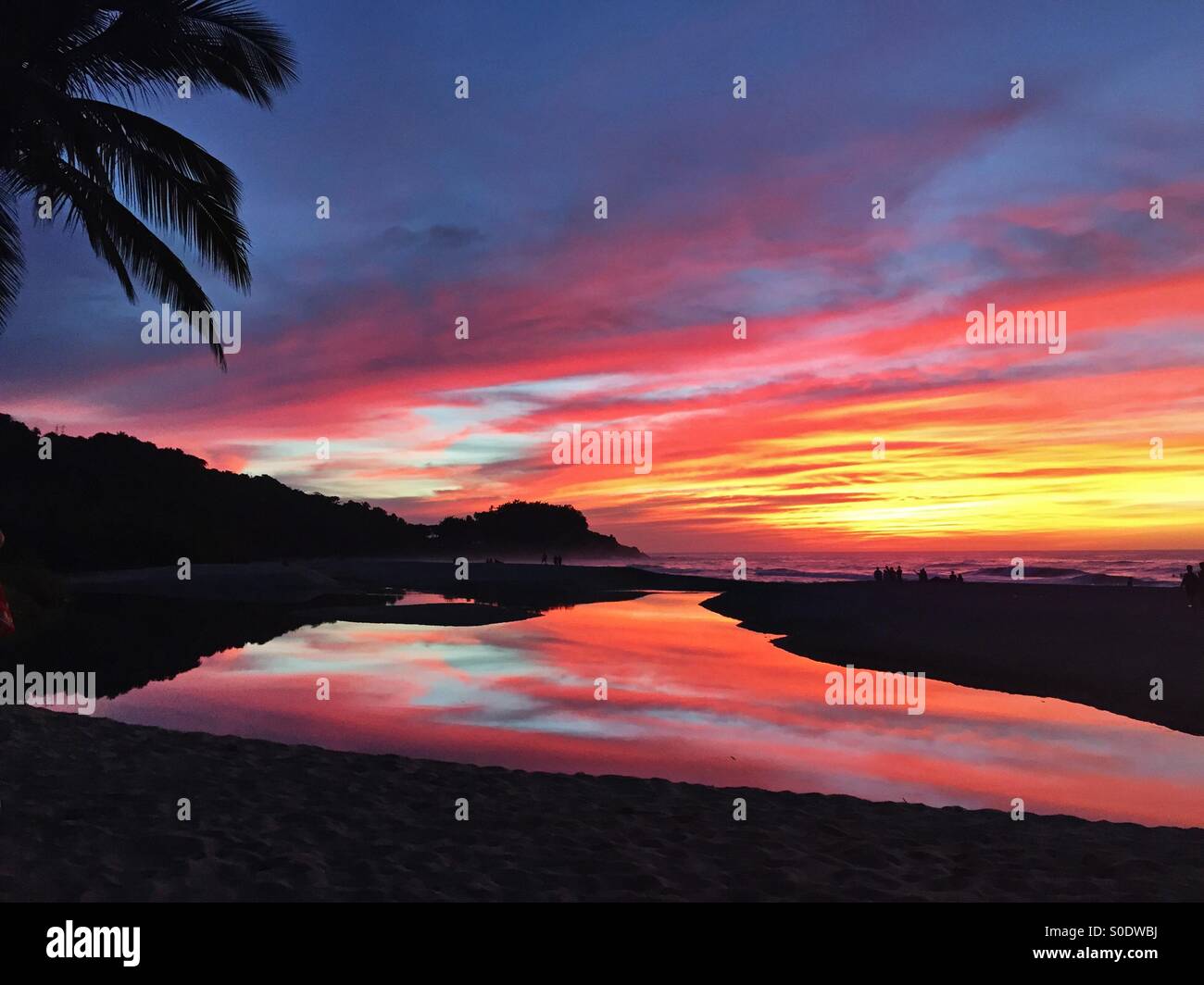 Spektakulären Sonnenuntergang an der Küste von Mexiko Riviera Nayarit. Stockfoto