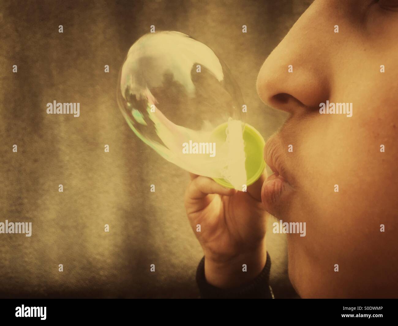 Junge blowing bubbles - Smartphone-aufgenommenes Stockfoto