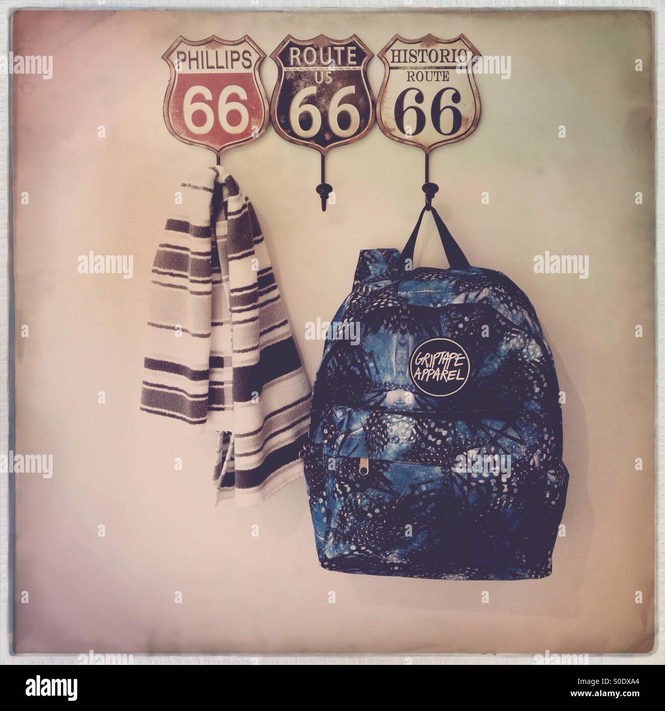 Holen Sie sich Ihre Tritte auf... Route 66 Kleiderhaken mit einen Schal und einen Rucksack von zwei Haken hängen. Stockfoto