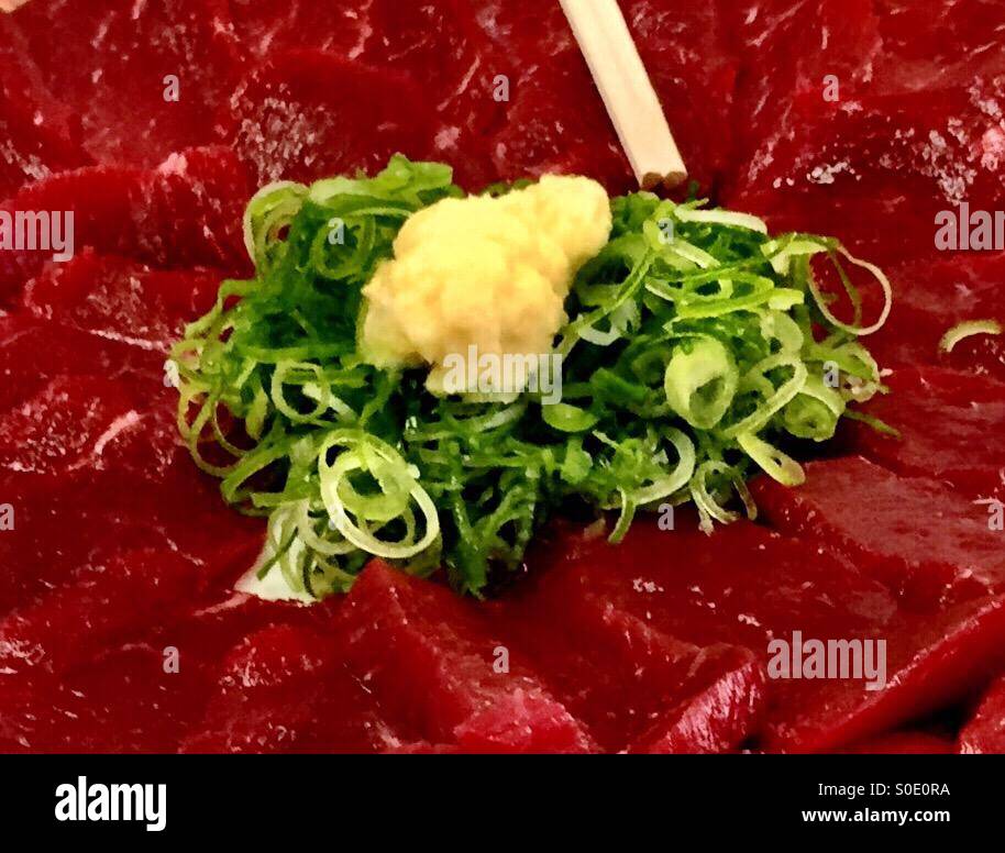 Wal-Sashimi serviert mit grünen Zwiebeln und Ingwer in Shikoku, Japan - Smartphone-aufgenommenes Stockfoto