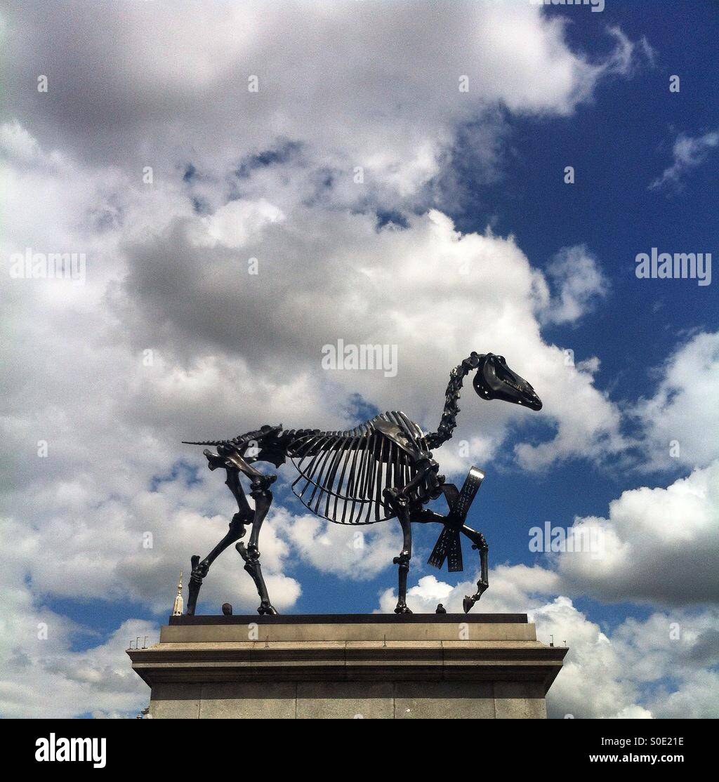 Geschenk-Pferd Kunst im öffentlichen Raum von Hans Haacke auf dem vierten Sockel am Trafalgar Square in London, mit blauem Himmel und Wolken hinter Stockfoto