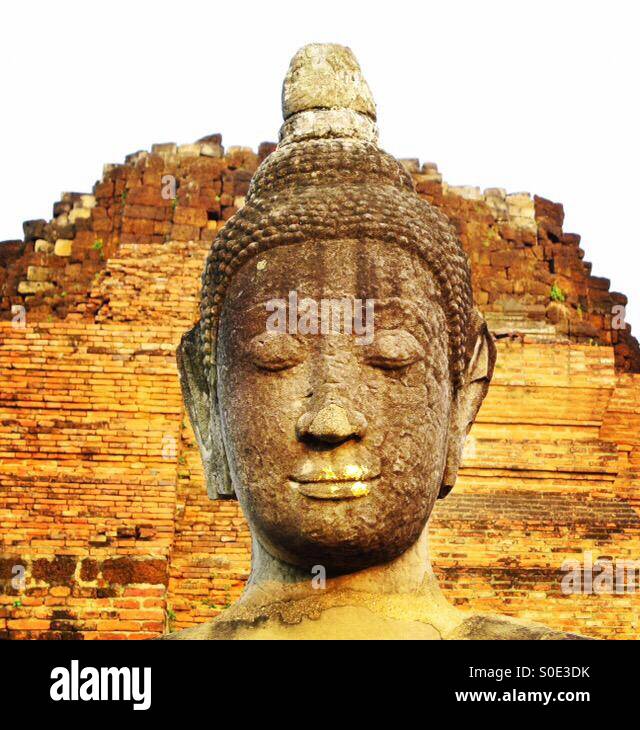 Statue des Buddha in Ayuttaya Thailand - Smartphone-aufgenommenes Stockfoto
