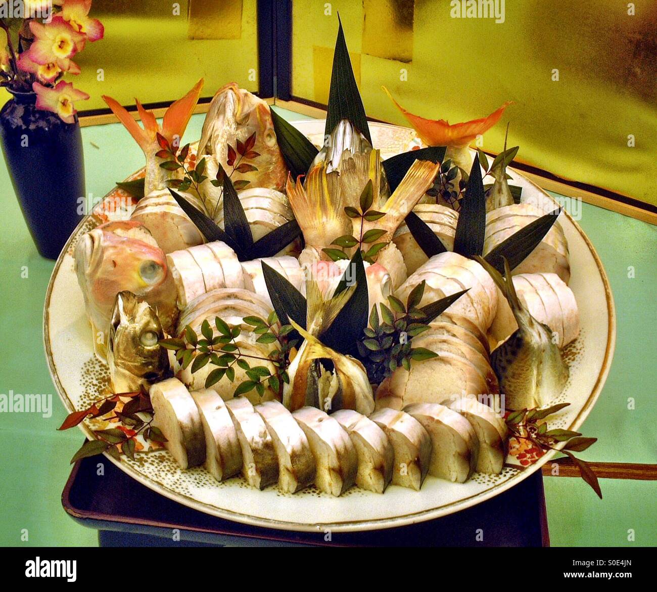 Japanische Tai (Snapper) und Saba (Makrele) Sushi im schönen Fülle angezeigt - Smartphone-aufgenommenes Stockfoto