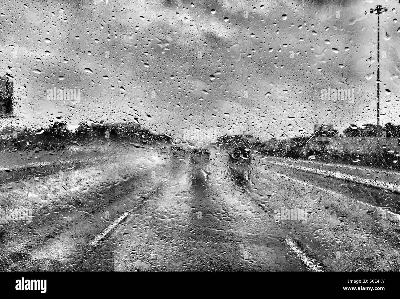 Fahren im Regen Sturm Stockfoto