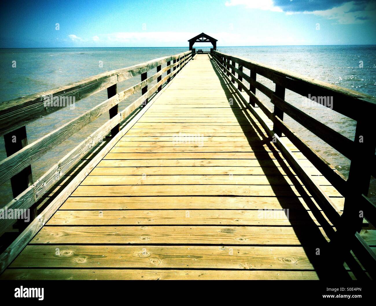 Lange verlassenen Pier im Südpazifik winkt Abenteuer Stockfoto