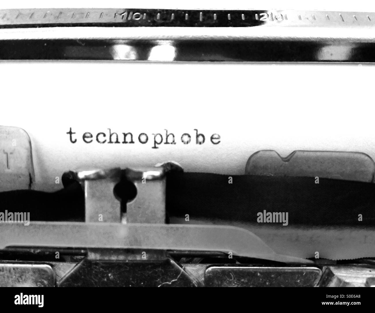 Schreibmaschine mit dem Wort technophobe Stockfoto