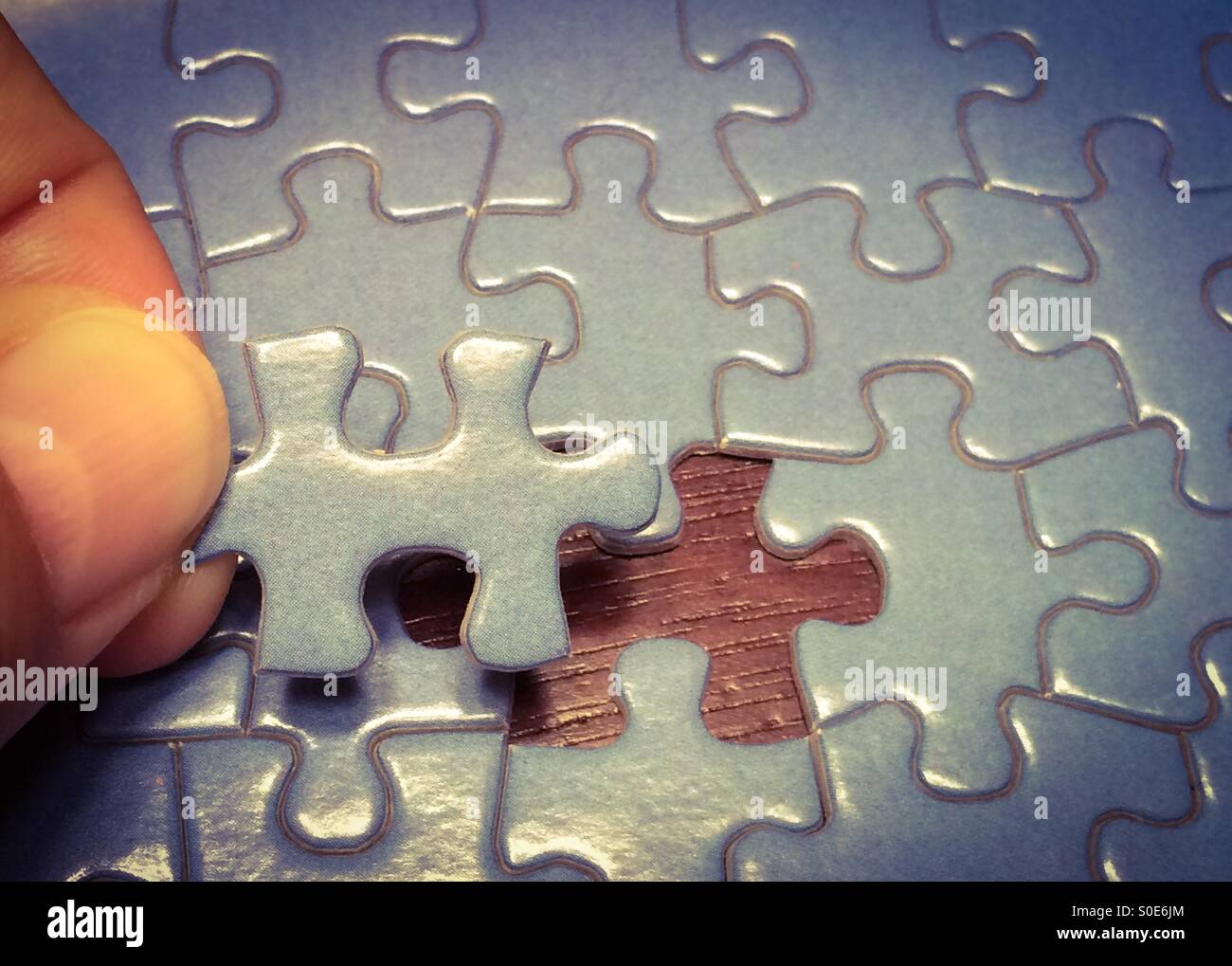 Letzte Stück des Puzzles - Smartphone-aufgenommenes Stockfoto