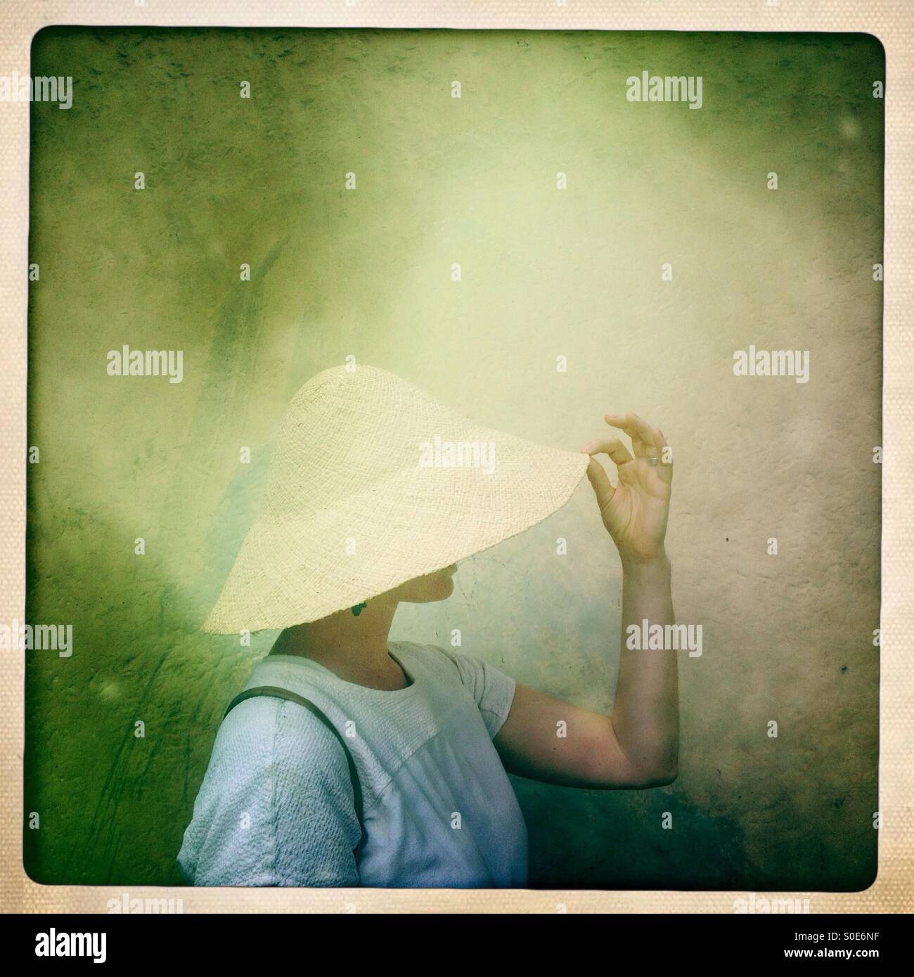 Eine Frau besitzen einen Stroh Hut in Condesa, Mexiko-Stadt, Mexiko - Smartphone-aufgenommenes Stockfoto