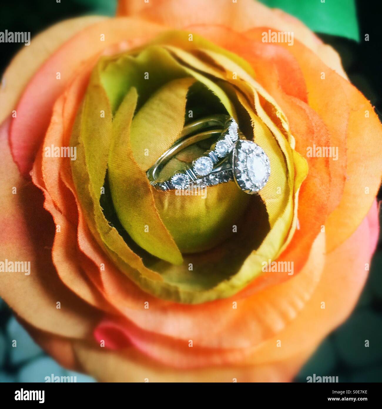 Verlobungsring und Ehering - Smartphone-aufgenommenes Stockfoto