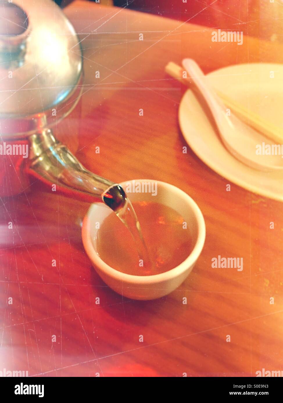 Heißen Tee im chinesischen Restaurant gießen - Smartphone-aufgenommenes Stockfoto