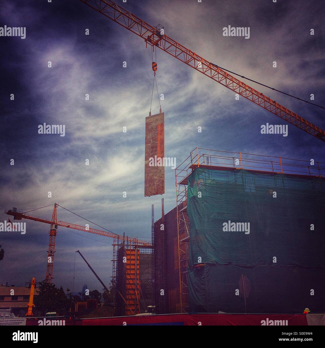 Stahlverkleidung auf einer Baustelle für die USC Glorya Kaufman School of Dance, Los Angeles, Kalifornien. Stockfoto