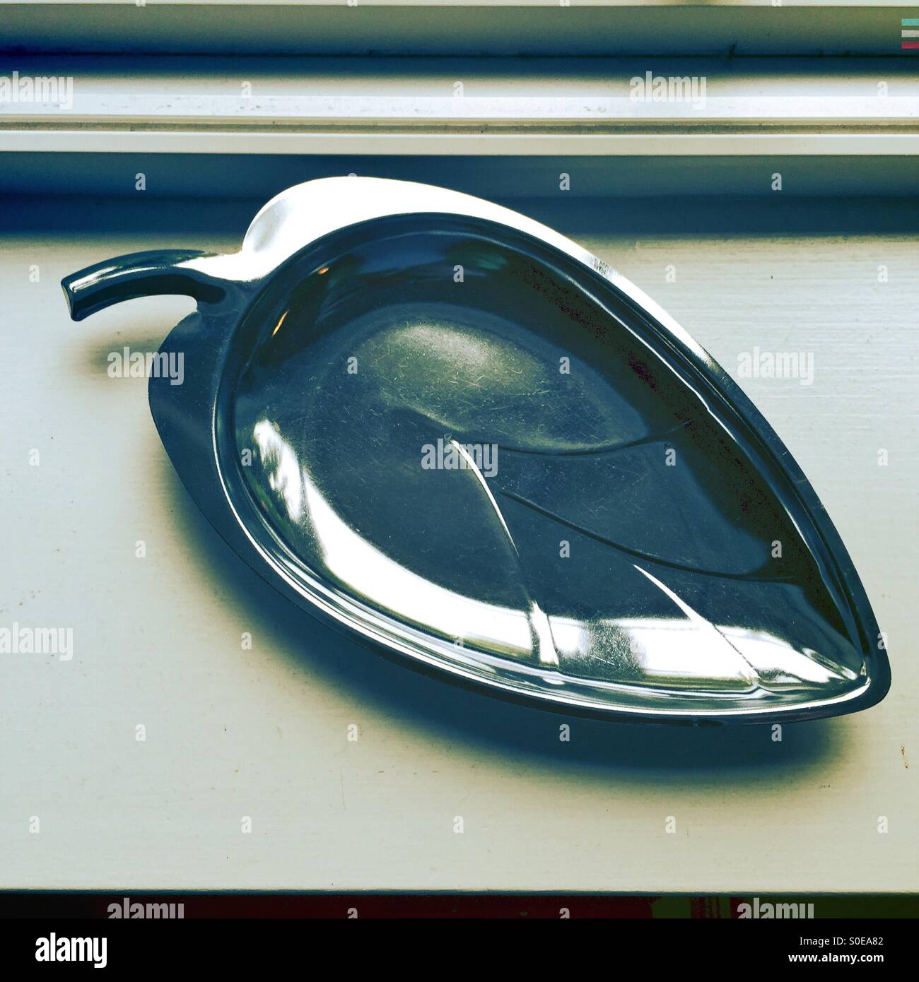 Blatt geformt Metalltablett - Smartphone-aufgenommenes Stockfoto