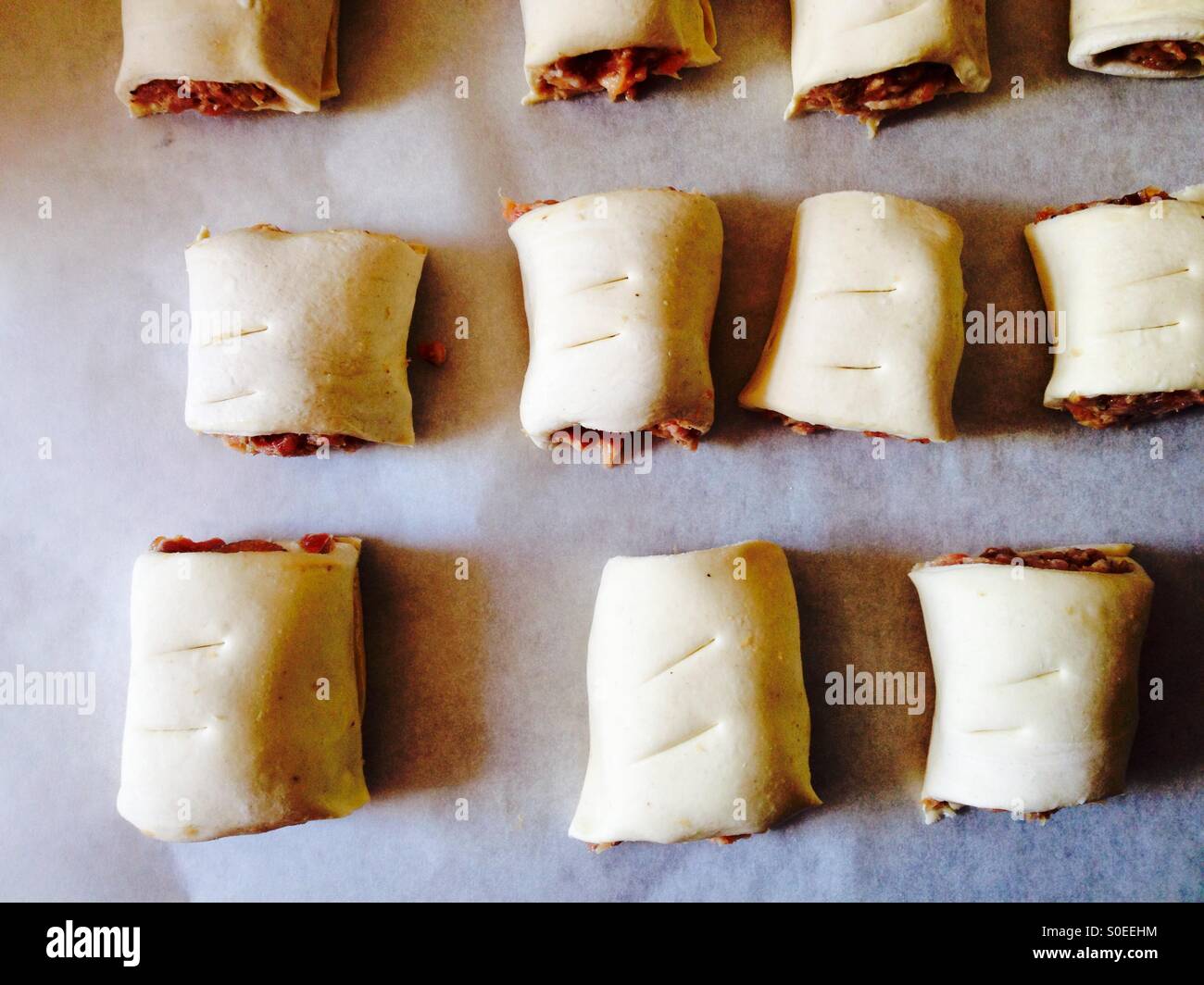 Hausgemachter Wurst rollt auf Backblech ungekocht - Smartphone-aufgenommenes Stockfoto