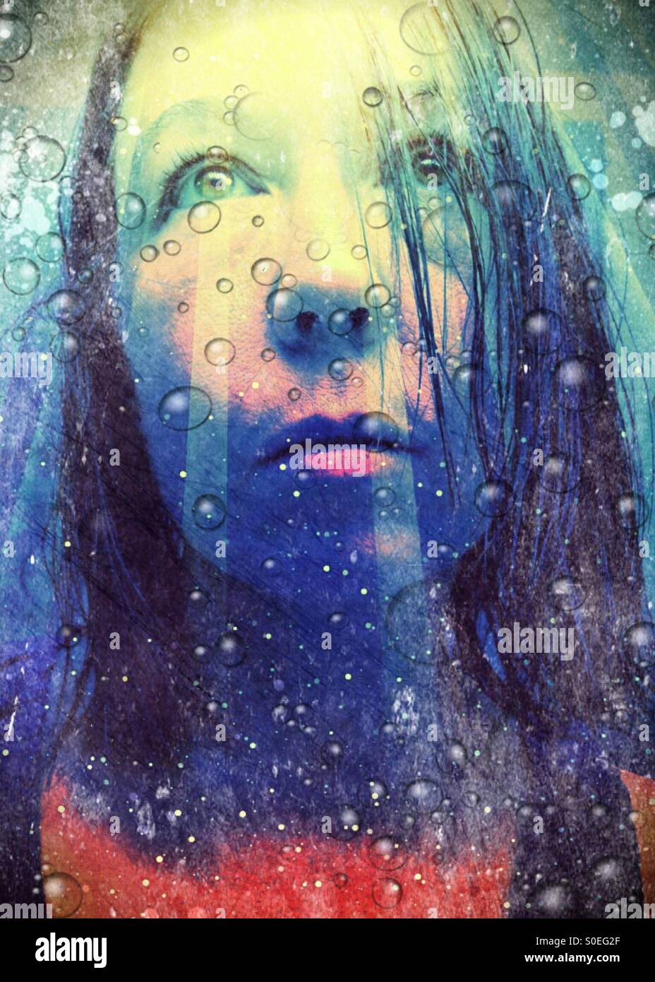 Porträt einer Frau mit nassen Haaren und Wasser Tropfen Stockfoto