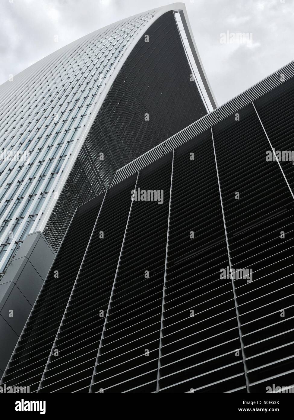 Gerade Linien, geschwungenen Linien. Das Walkie Talkie Gebäude Webstühle - Smartphone-aufgenommenes Stockfoto