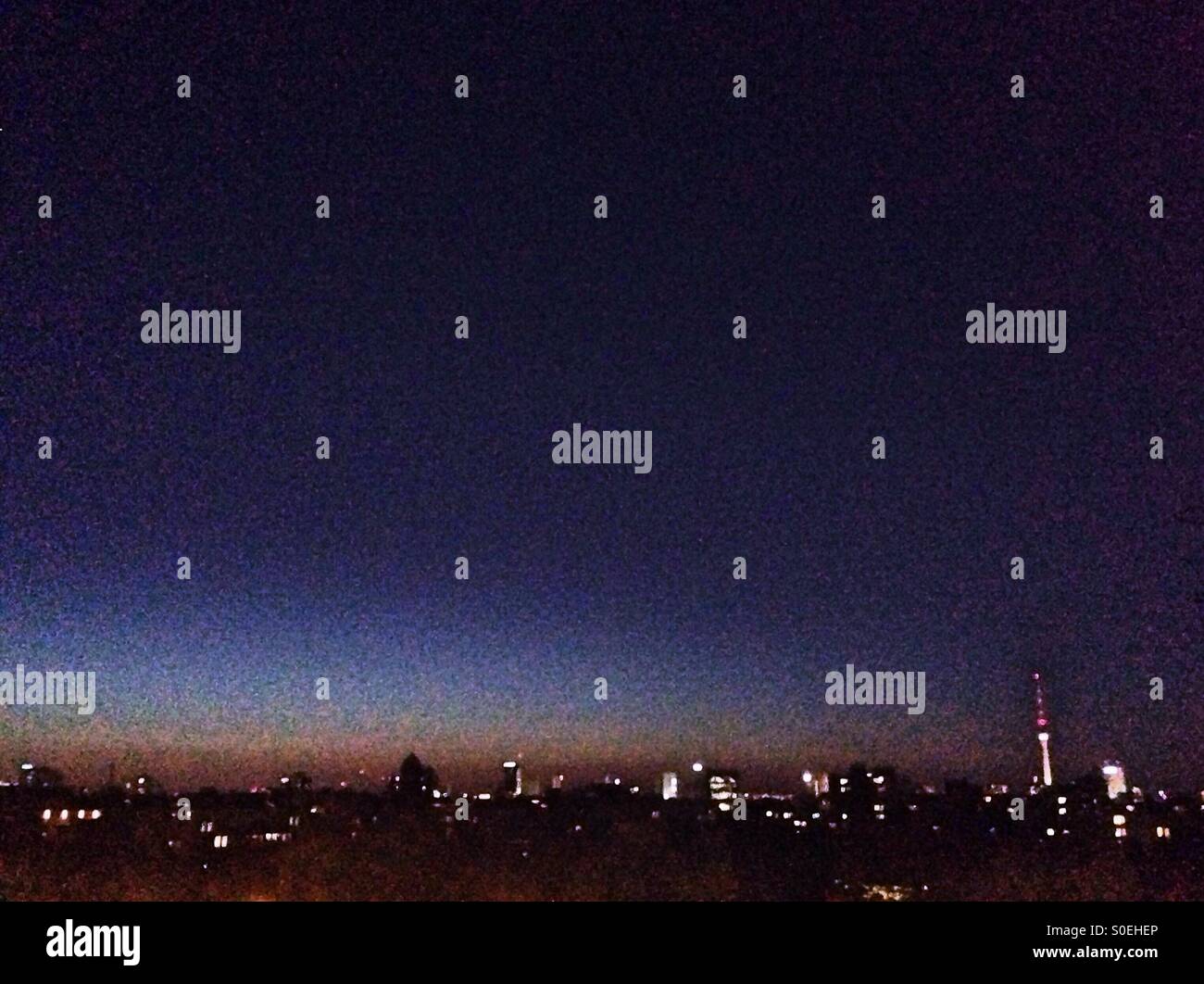 Berlin bei Nacht - Smartphone-aufgenommenes Stockfoto